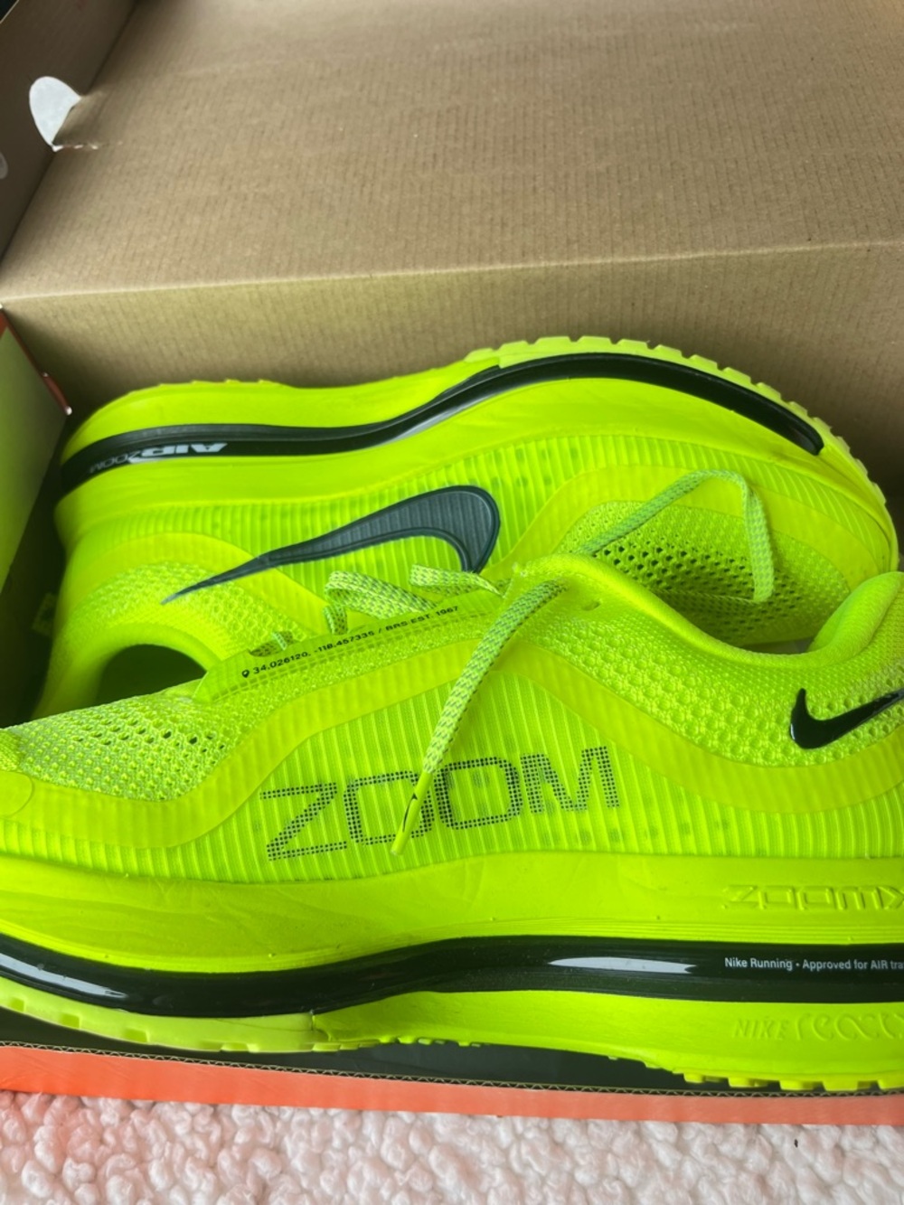 Like NEW Nike Men’s Zoom Running Shoes - Volt size 9 beautiful! No low Offers.